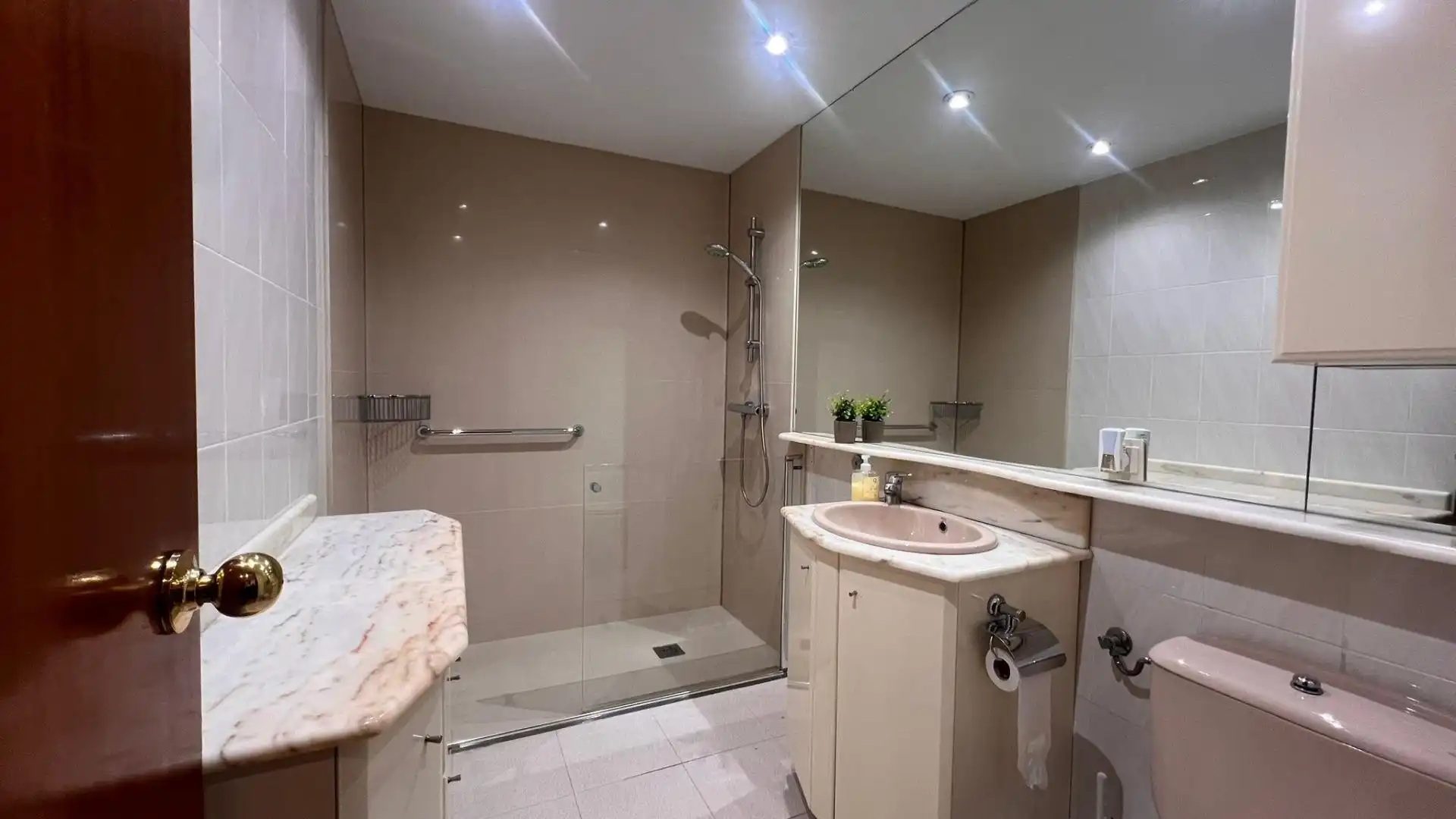 Bathroom of Flat for rent in  Pamplona / Iruña  with Heating, Parquet flooring and Furnished