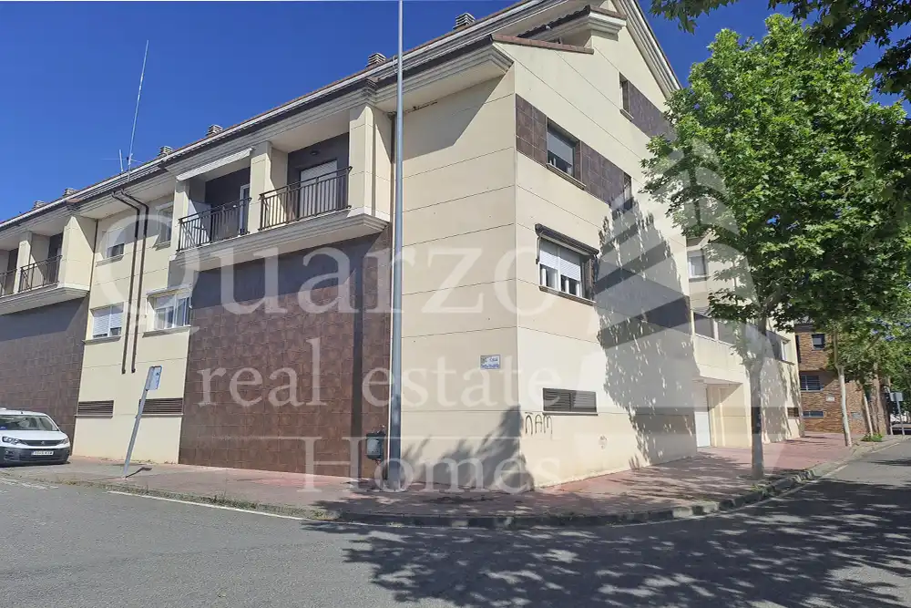 Vista exterior de Casa adosada en venta en Plasencia con Calefacción, Terraza y Balcón