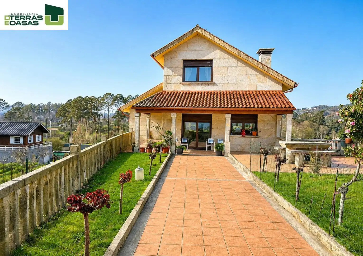 Vista exterior de Casa o xalet en venda en Pontevedra Capital  amb Calefacció, Jardí privat i Terrassa