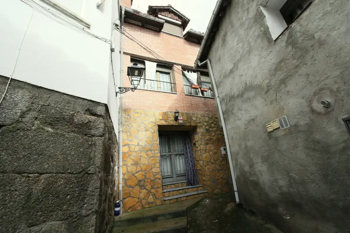 Vista exterior de Casa o chalet en venta en Arenas de San Pedro con Calefacción, Parquet y Amueblado