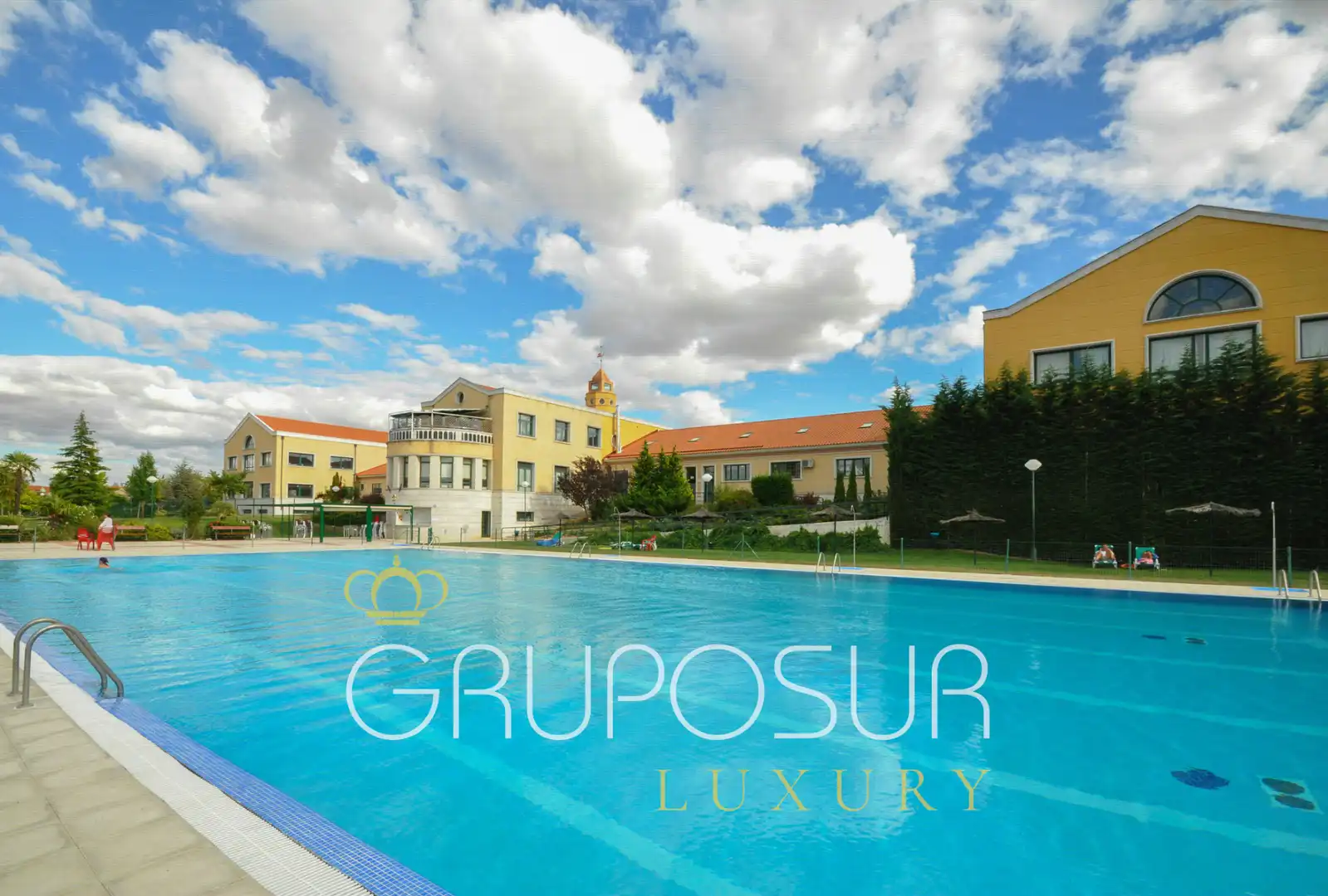 Piscina de Casa o chalet en venta en Valladolid con Calefacción, Jardín privado y Parquet