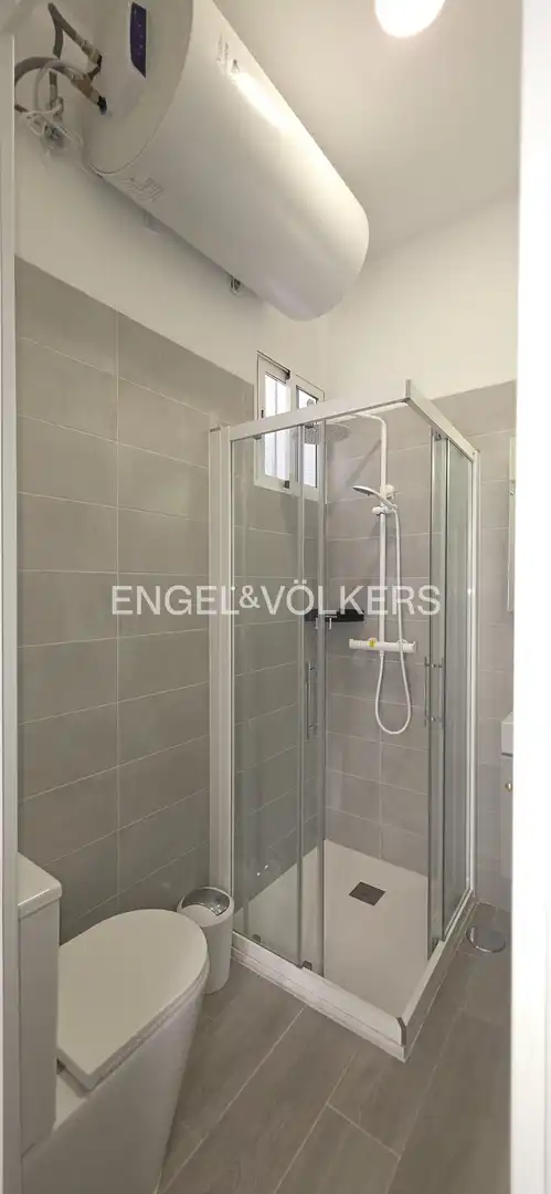 Bathroom of Ground floor for rent in Madrid  with Air Conditioner, Heating and Private garden