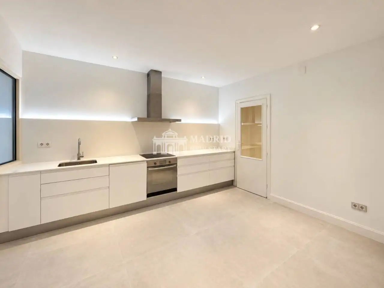 Kitchen of Flat for rent in Madrid  with Air Conditioner, Heating and Parquet flooring