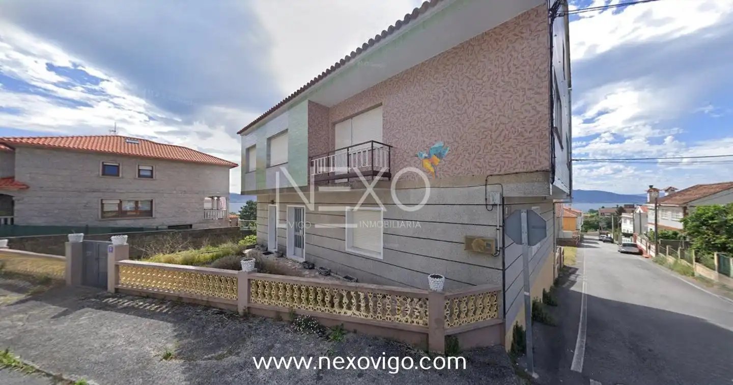 Vista exterior de Casa o xalet en venda en Cangas  amb Calefacció, Jardí privat i Parquet