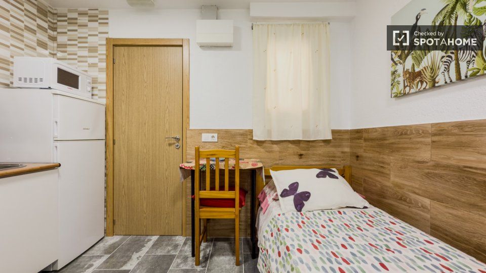 Bedroom of Flat to rent in L'Hospitalet de Llobregat  with Air Conditioner, Heating and Furnished