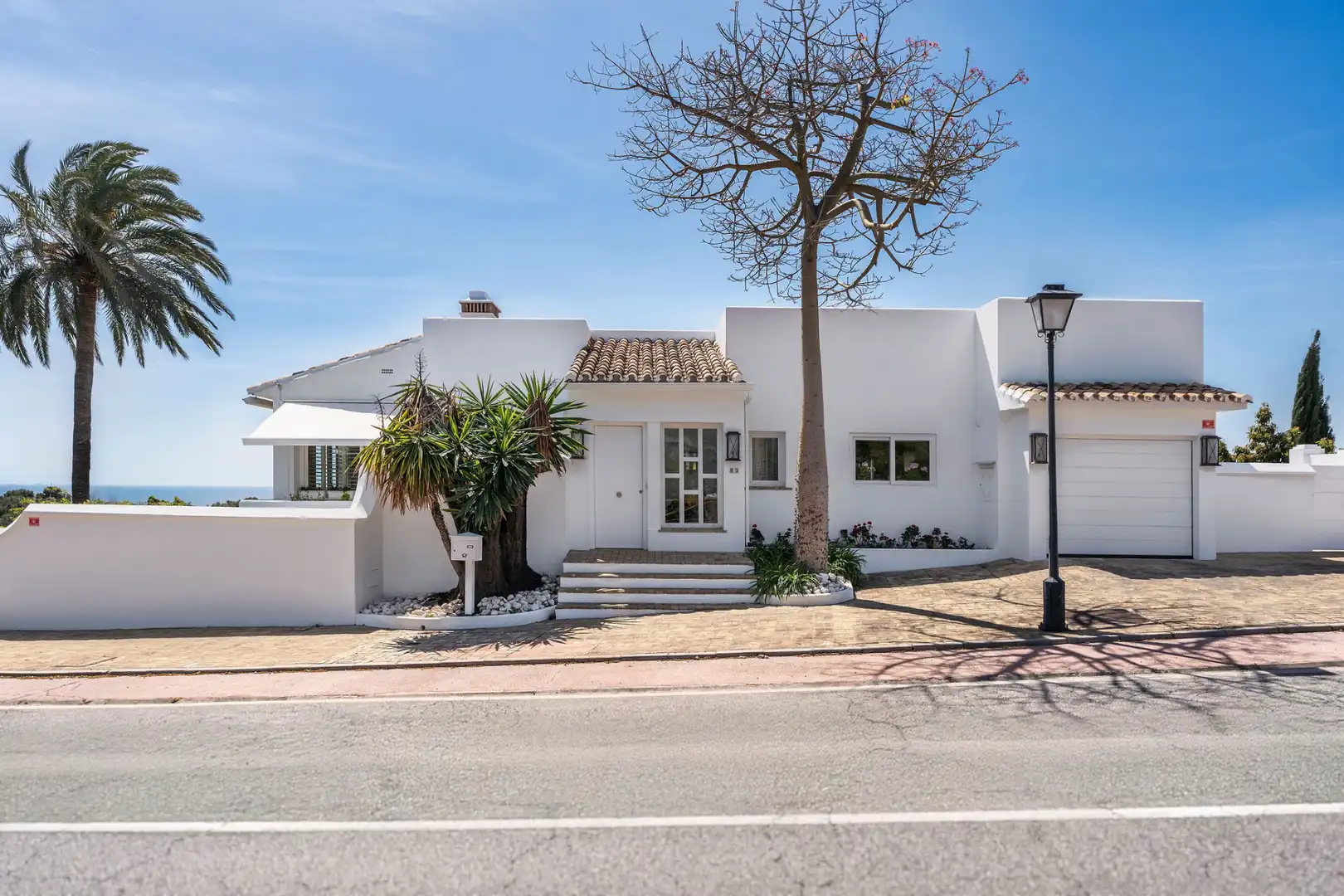 Vista exterior de Casa o xalet en venda en Marbella amb Aire condicionat, Jardí privat i Terrassa