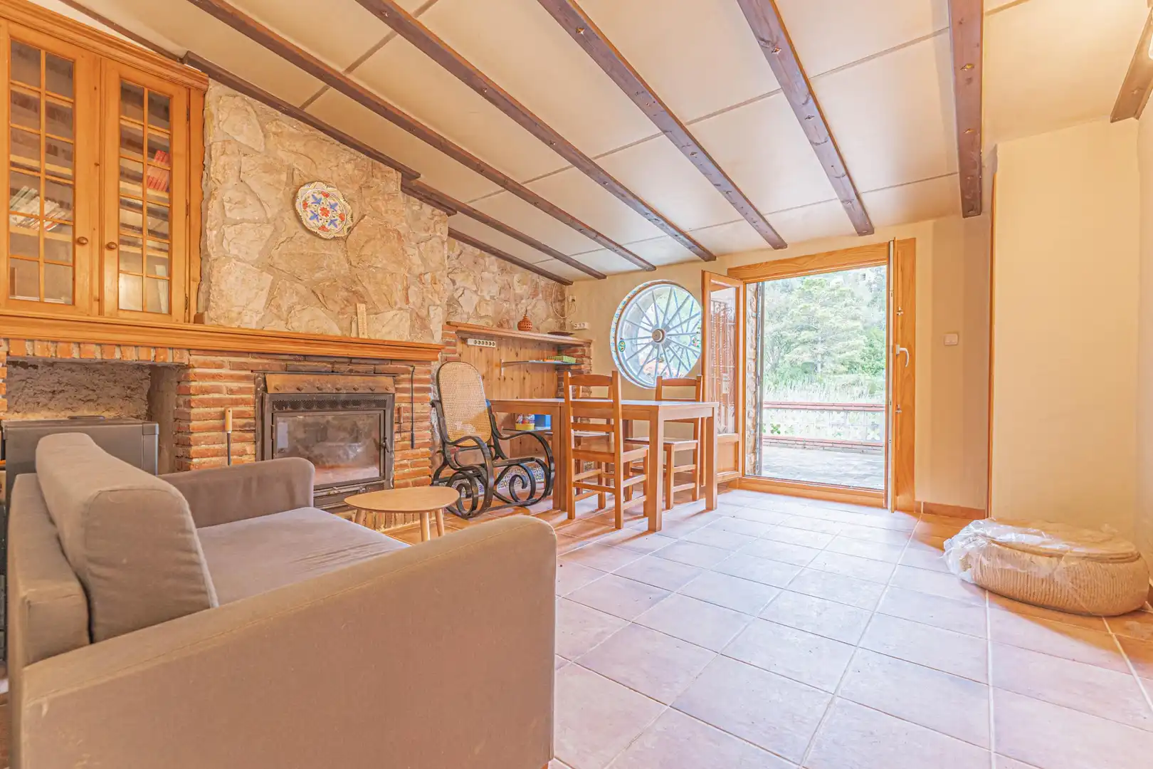 Sala de estar de Finca rústica en venta en Cabanelles con Terraza, Piscina y Balcón