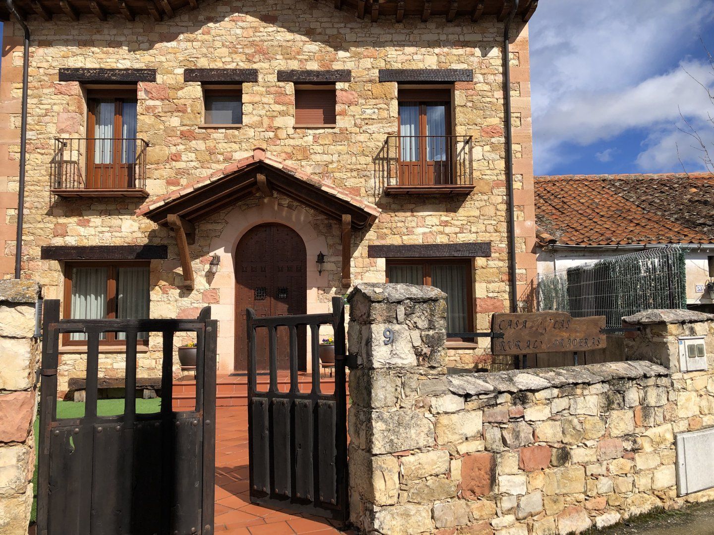 Vista exterior de Casa o xalet en venda en Prádena amb Calefacció, Terrassa i Moblat