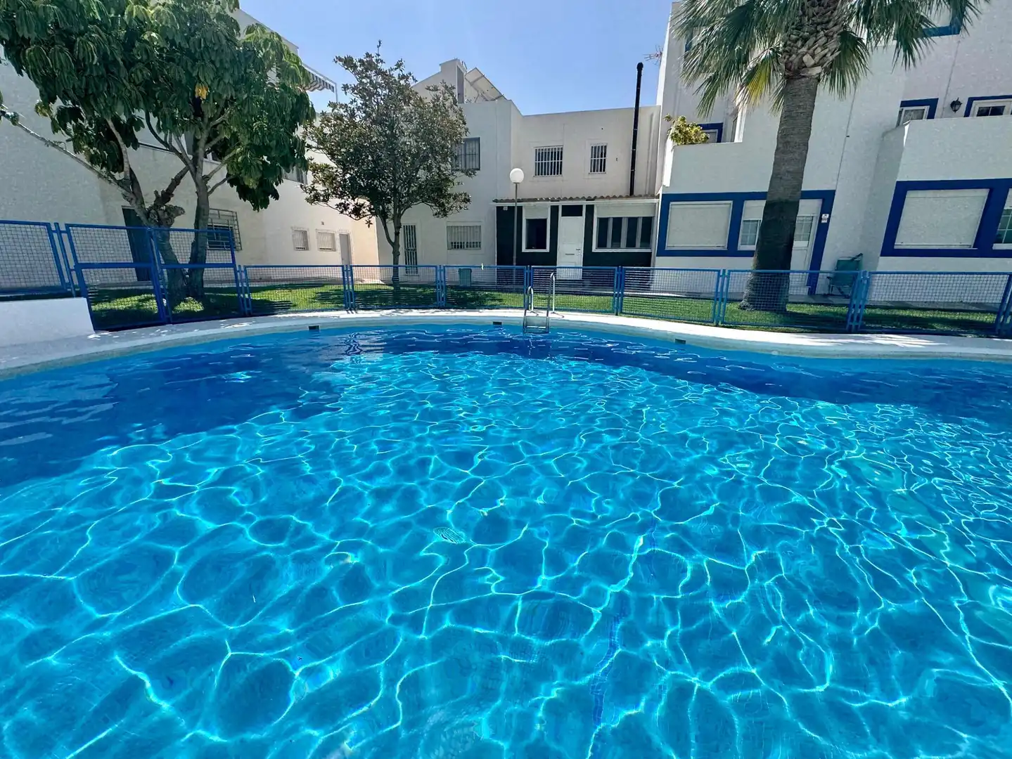 Piscina de Casa adosada en venda en Roquetas de Mar amb Terrassa i Piscina comunitària