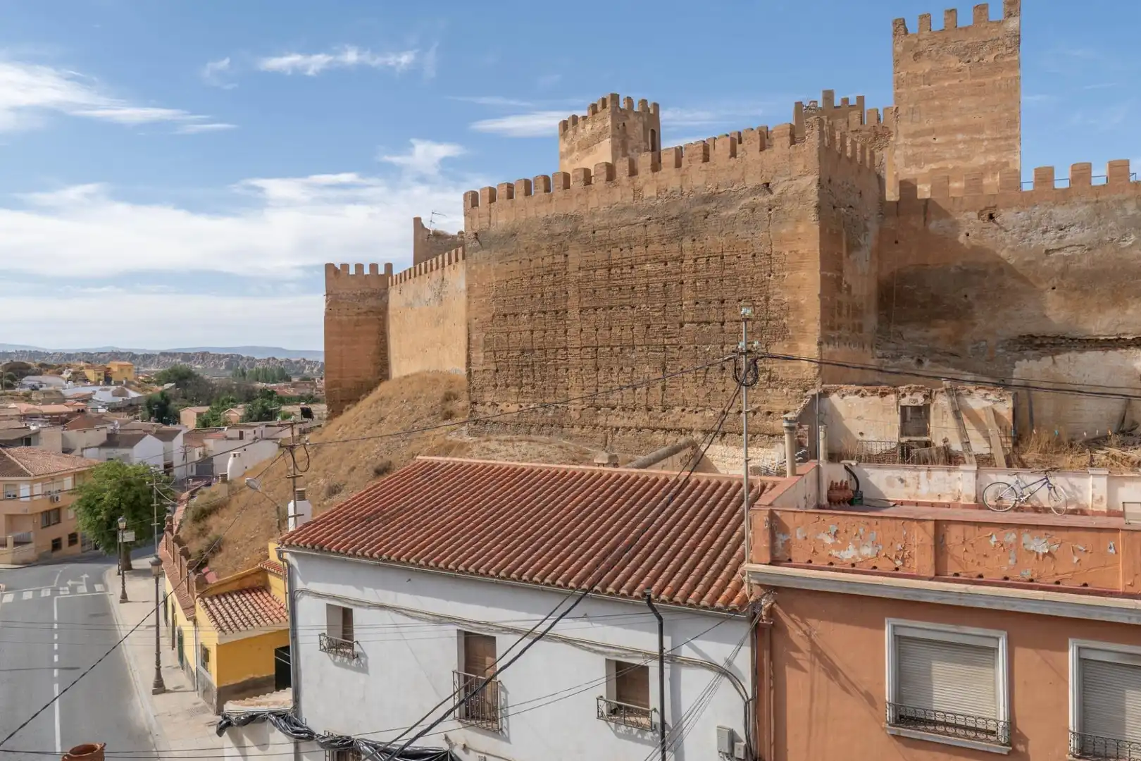 Vista exterior de Casa o xalet en venda en Guadix amb Terrassa, Traster i Balcó