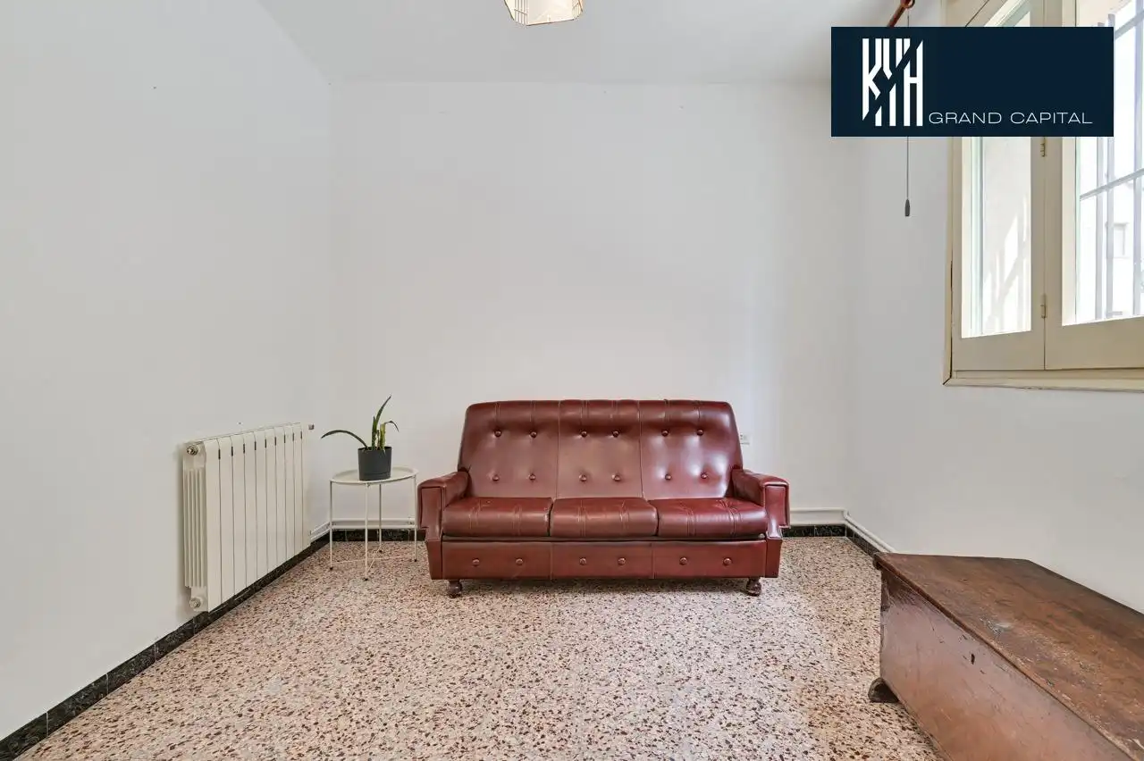 Wohnzimmer von Erdgeschoss zum Verkauf in Salt mit Heizung und Abstellraum