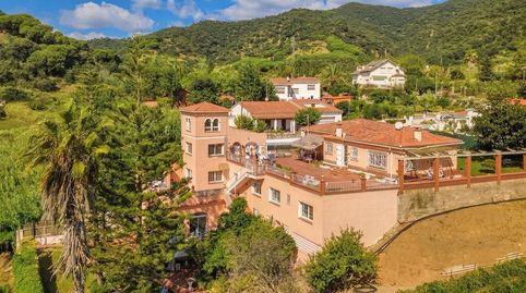 ESPECTACULAR CHALET CON PISCINA INTERIOR A LA VENTA EN CALELLA