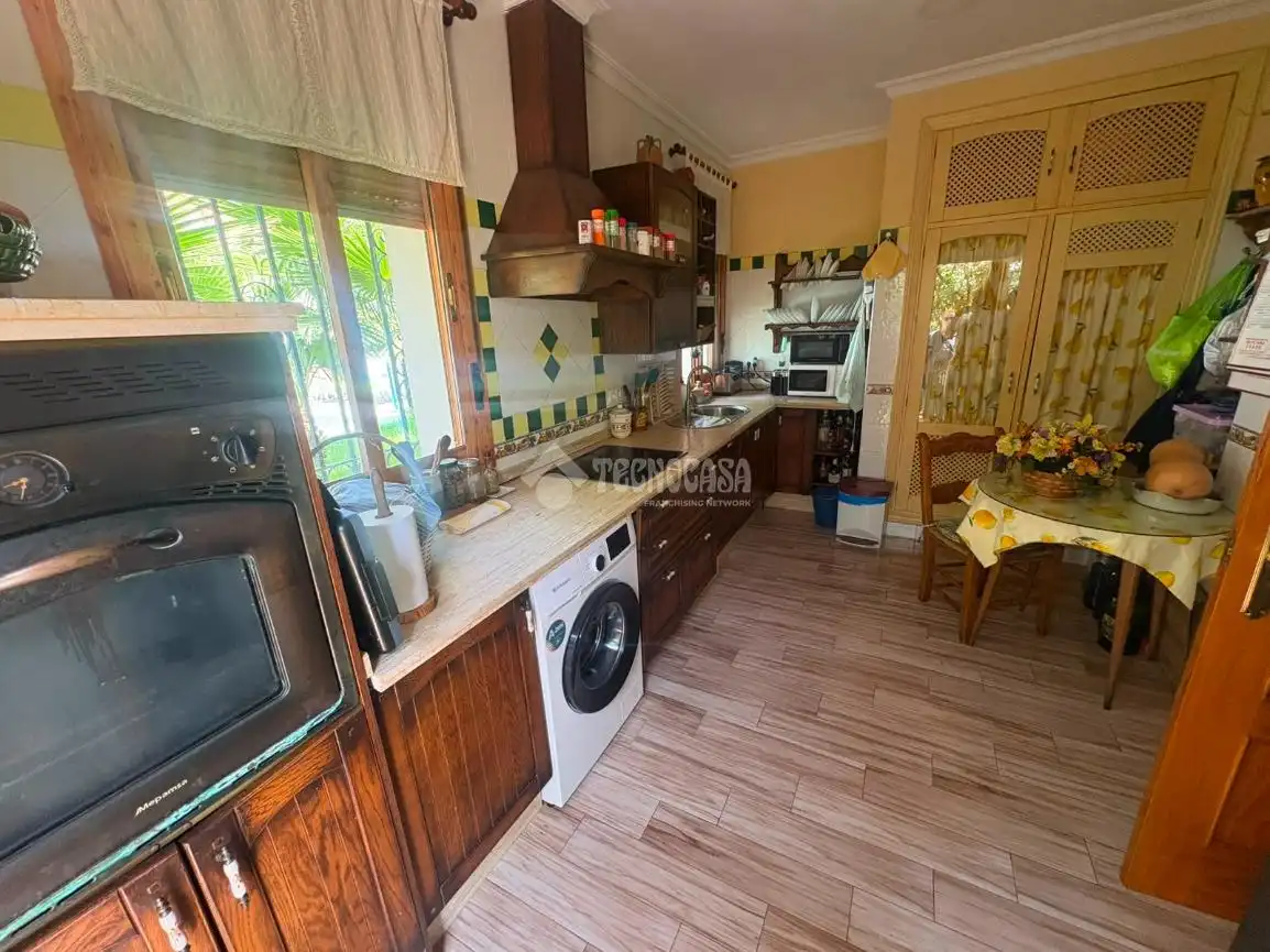 Cuina de Casa o xalet en venda en Espartinas amb Aire condicionat, Piscina i Piscina comunitària