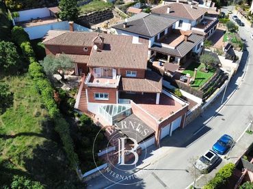 Casa con piscina en venta en Nucli Urbà