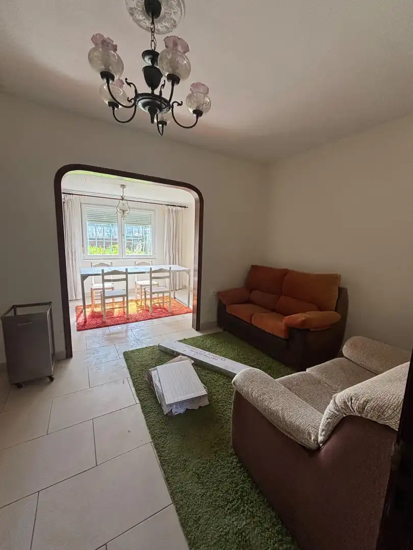 Sala d'estar de Casa adosada en venda en Carballo amb Jardí privat i Terrassa