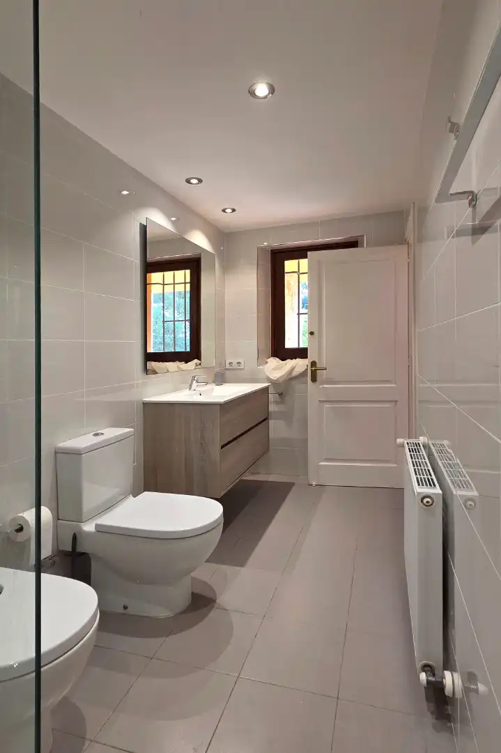 Bany de Apartament de lloguer en Begur amb Jardí privat, Piscina i Moblat