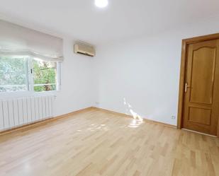 Bedroom of Flat to rent in Pozuelo de Alarcón  with Air Conditioner