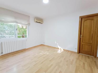 Bedroom of Flat to rent in Pozuelo de Alarcón  with Air Conditioner