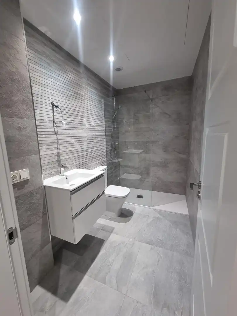 Baño de Planta baja de alquiler en Santander con Calefacción, Jardín privado y Parquet