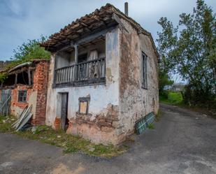 Vista exterior de Casa adosada en venda en Colunga amb Parquet i Terrassa