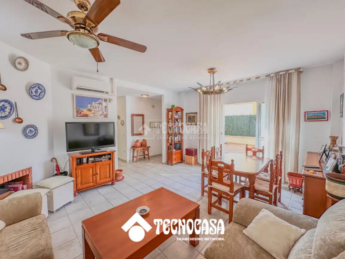 Sala d'estar de Casa adosada en venda en Rota amb Terrassa i Balcó