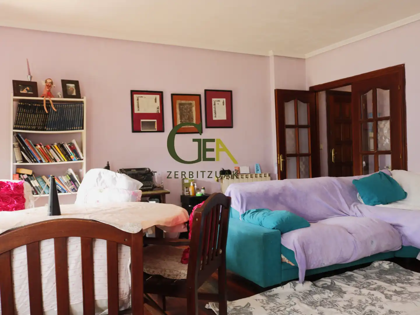 Wohnzimmer von Einfamilien-Reihenhaus zum Verkauf in Alkiza mit Heizung, Privatgarten und Terrasse
