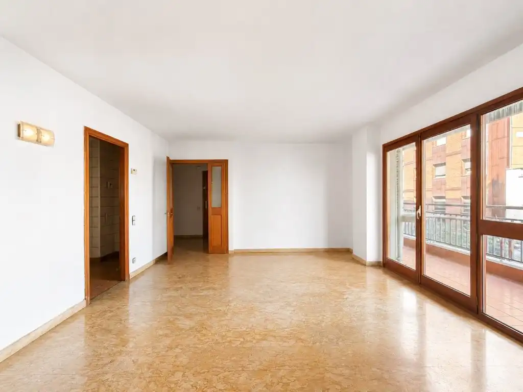 Piso en venta en Girona con Balcón