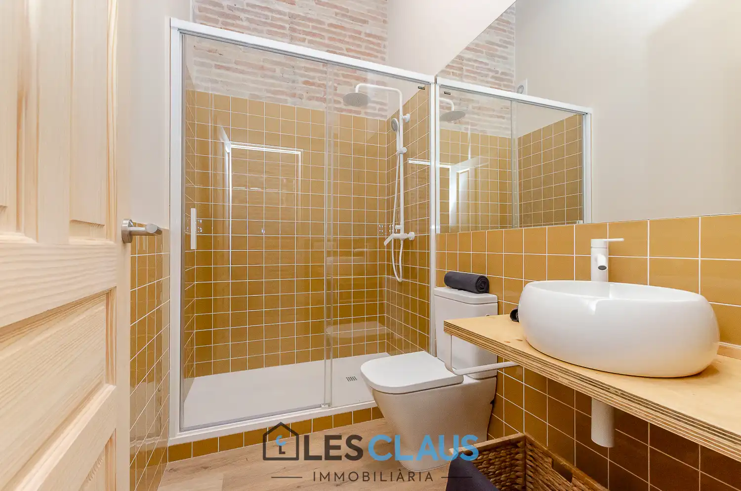 Badezimmer von Dachboden zum Verkauf in Barcelona mit Klimaanlage, Heizung und Parkett