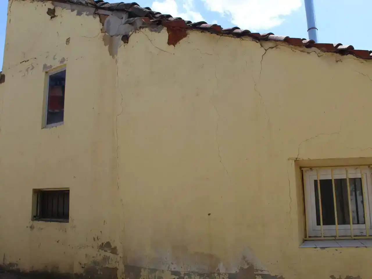 Vista exterior de Casa adosada en venda en Castrillo de Villavega amb Moblat