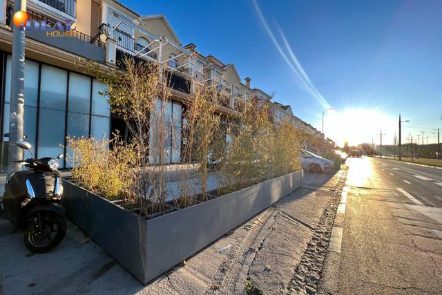 Local comercial en Venta en Calle Torre de Comares en Barrio de Zaidín