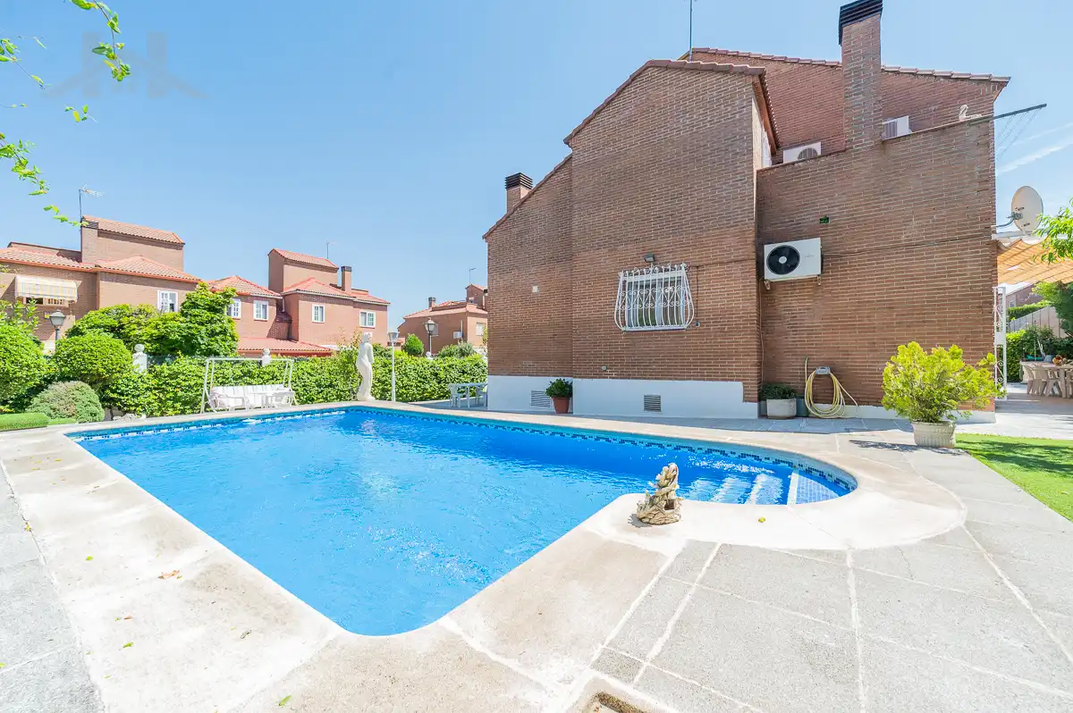 Swimming pool of Houses for sale in Arroyomolinos (Madrid)  with Air Conditioner, Heating and Private garden