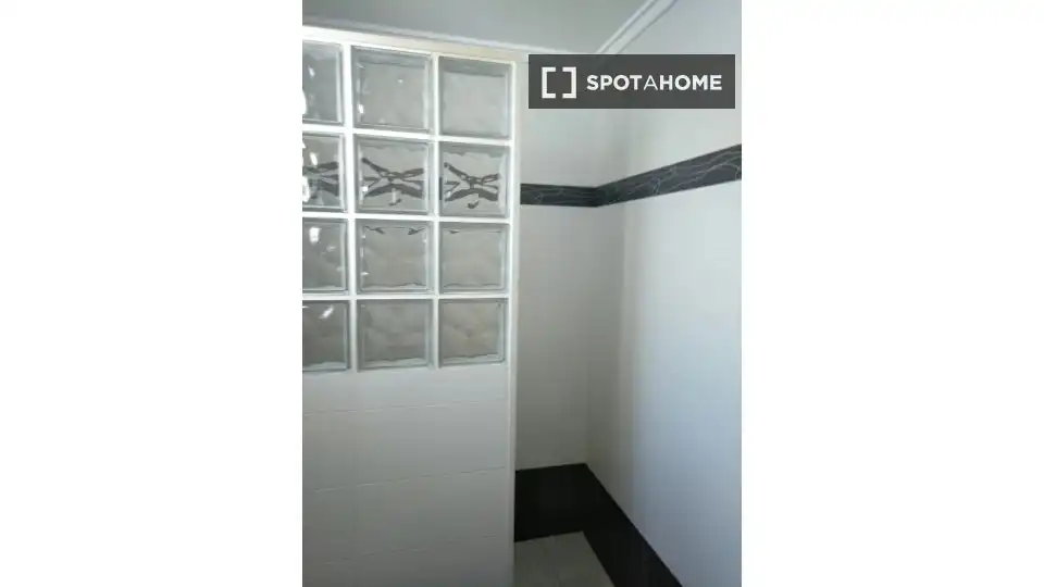 Baño de Piso de alquiler en Valencia con Aire acondicionado, Calefacción y Amueblado