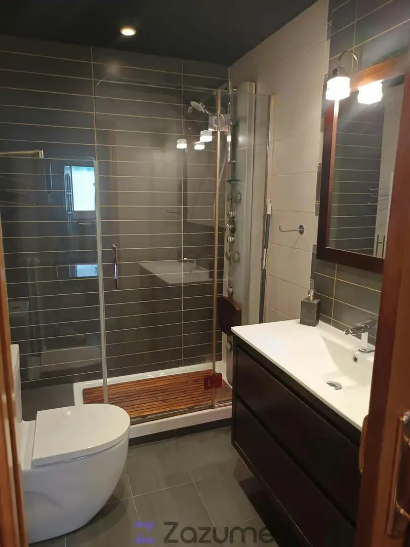 Bathroom of Flat for rent in Madrid  with Air Conditioner, Heating and Parquet flooring