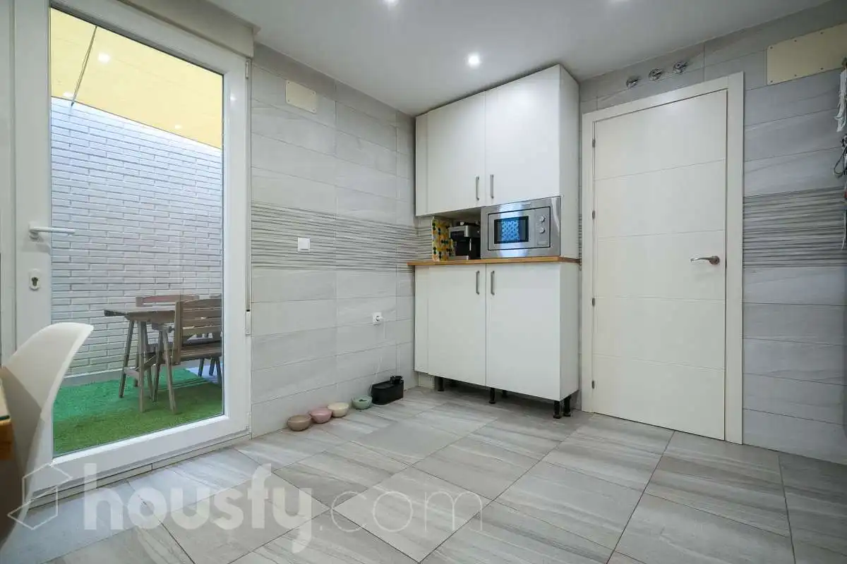 Küche von Einfamilien-Reihenhaus zum Verkauf in San Sebastián de los Reyes mit Klimaanlage, Heizung und Terrasse