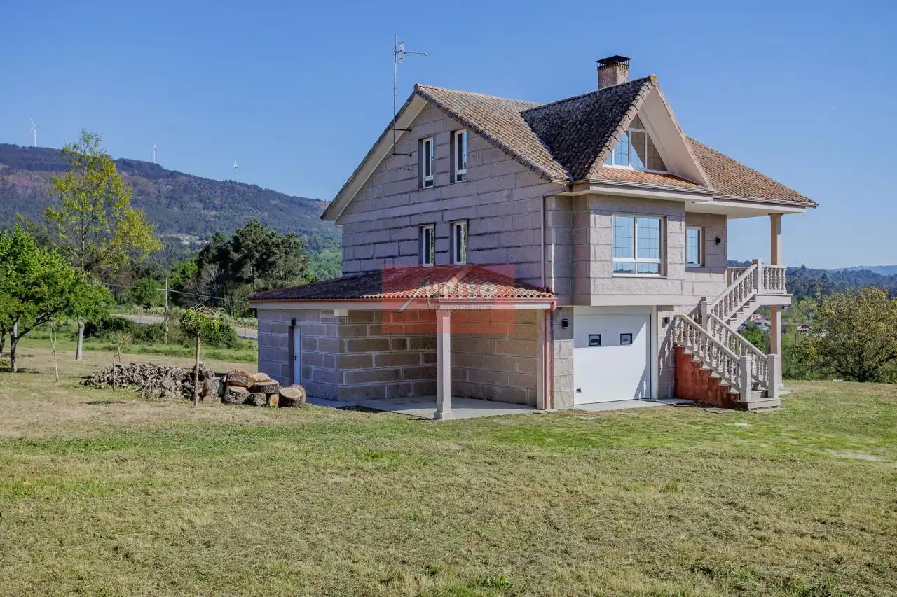 Vista exterior de Casa o chalet en venta en O Carballiño   con Calefacción, Jardín privado y Terraza
