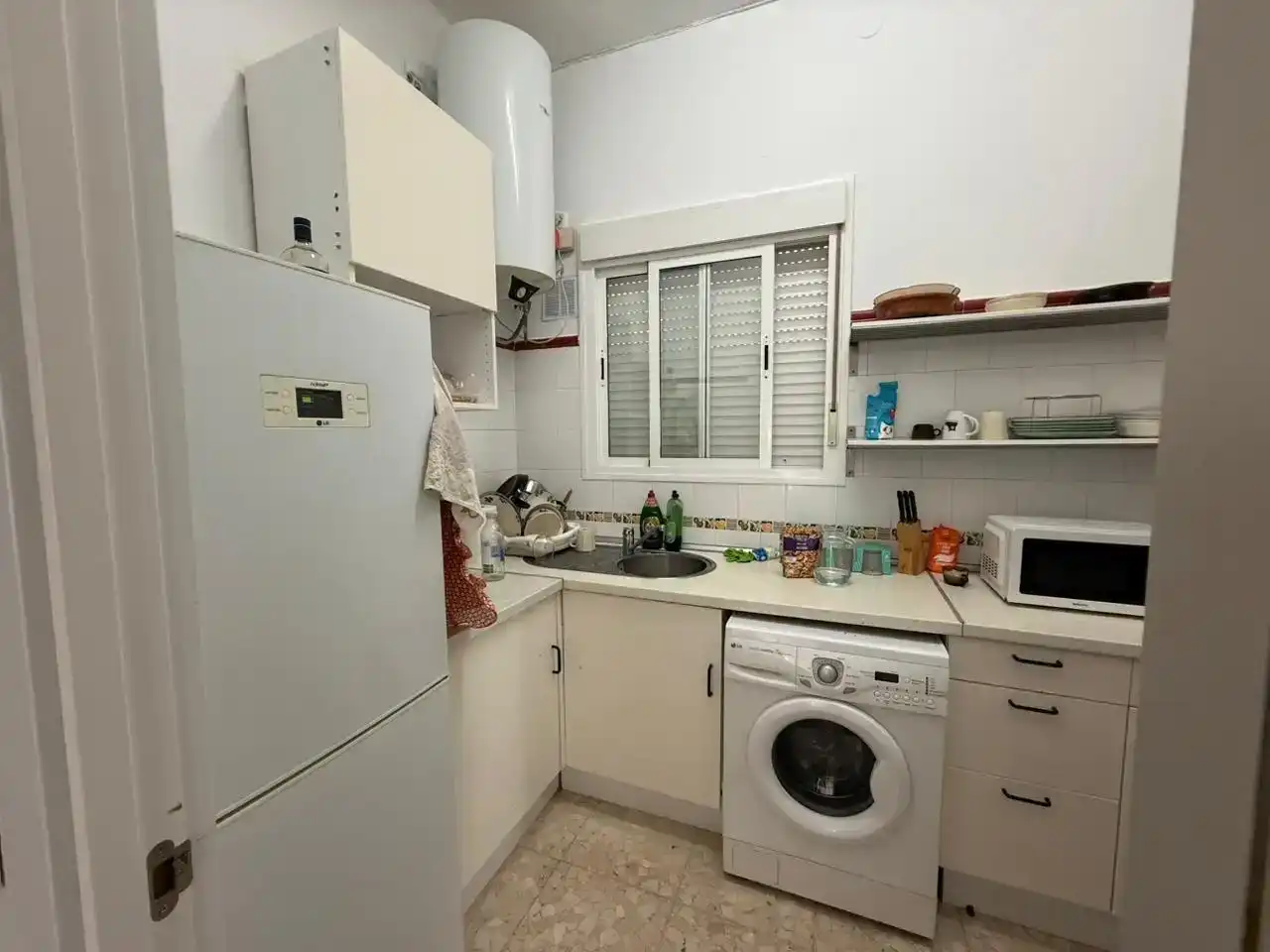 Kitchen of Flat for share in Sevilla  with Air Conditioner, Parquet flooring and Storage room