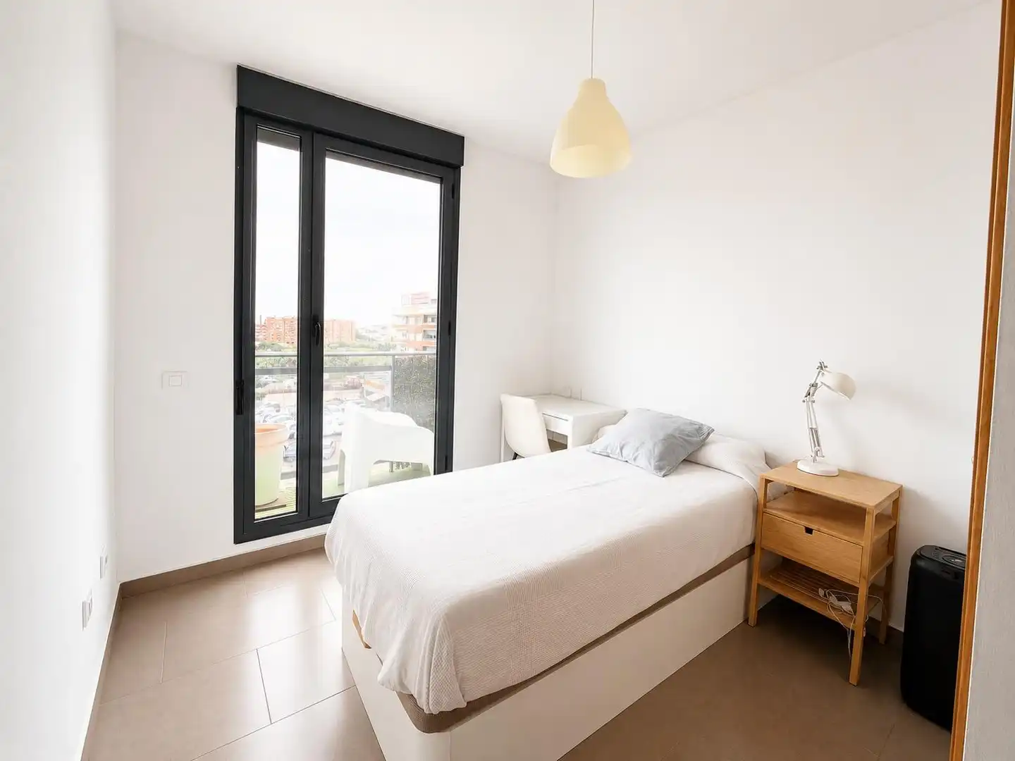 Schlafzimmer von Wohnung zur Miete in Valencia mit Klimaanlage, Heizung und Balkon