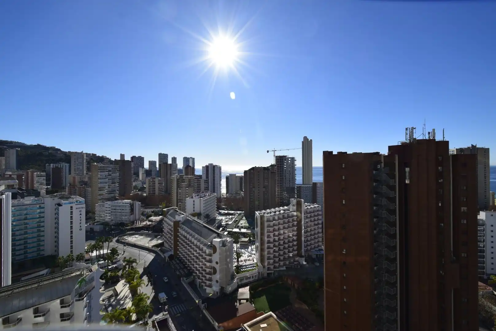 Außenansicht von Wohnungen zum Verkauf in Benidorm mit Klimaanlage, Heizung und Privatgarten