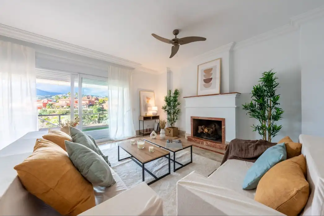 Sala d'estar de Casa adosada en venda en Marbella amb Aire condicionat, Jardí privat i Terrassa
