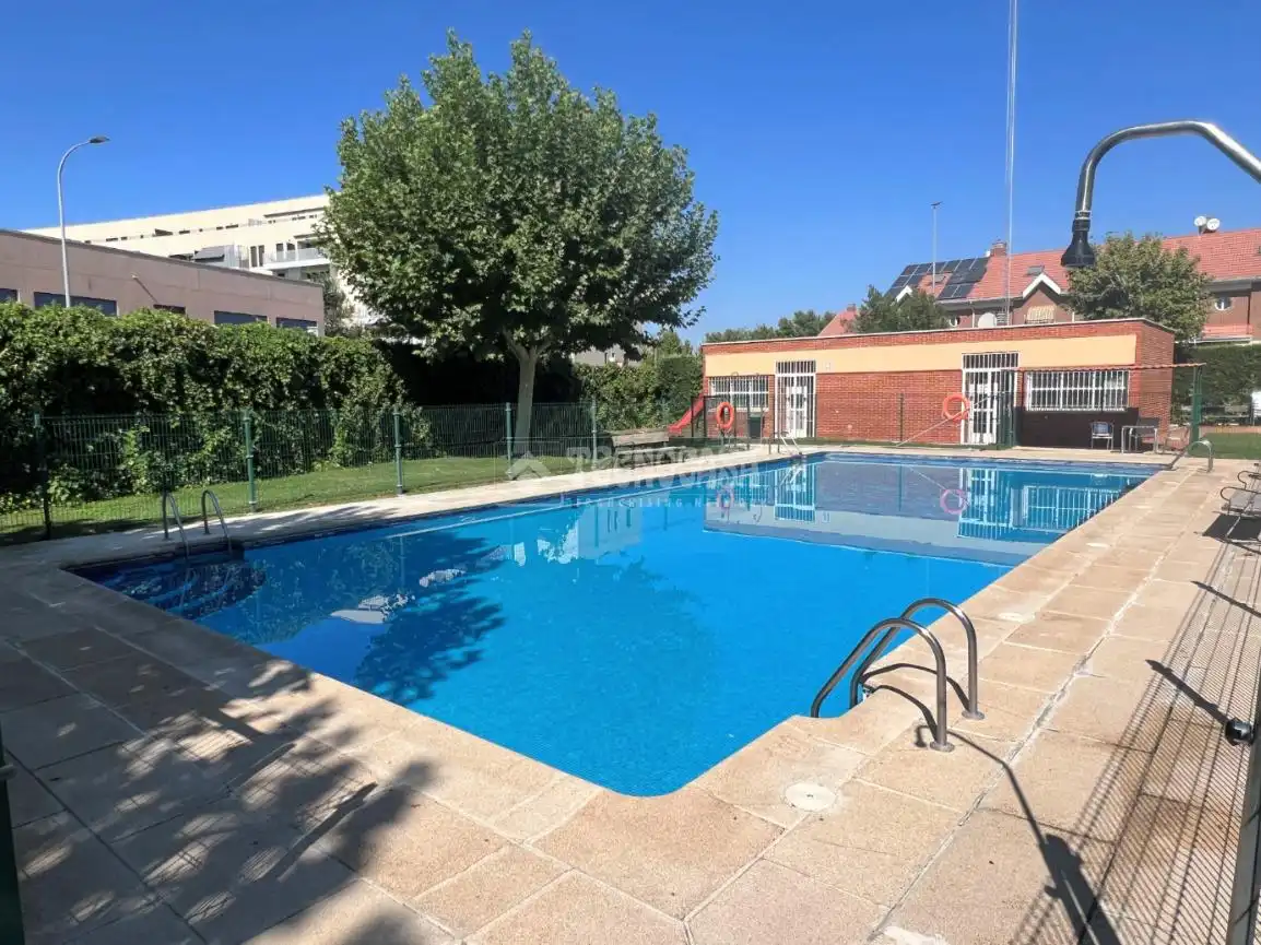 Schwimmbecken von Einfamilien-Reihenhaus zum Verkauf in Alcalá de Henares mit Terrasse