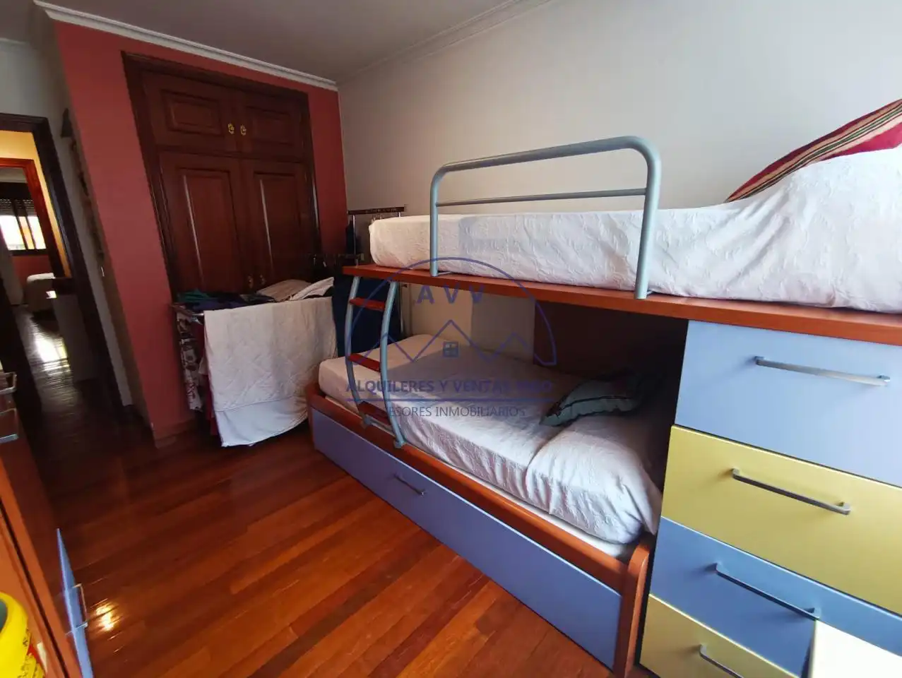 Dormitori de Pis en venda en Vigo  amb Calefacció i Parquet