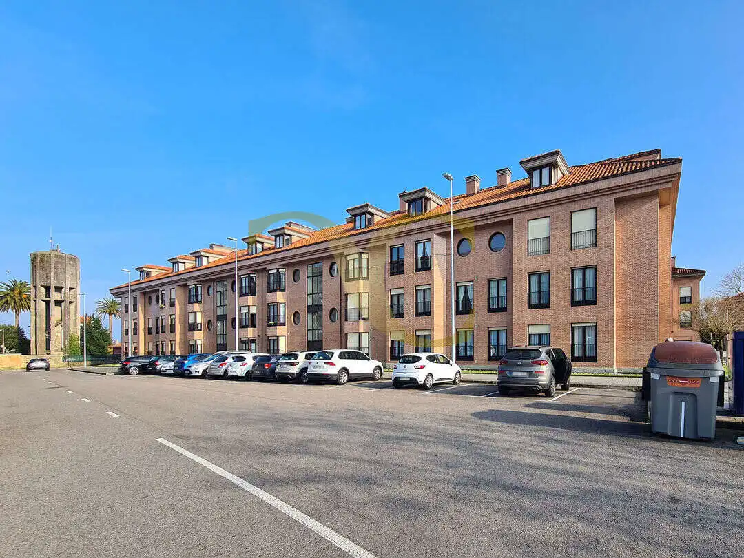 Vista exterior de Dúplex en venda en Avilés amb Calefacció, Jardí privat i Traster