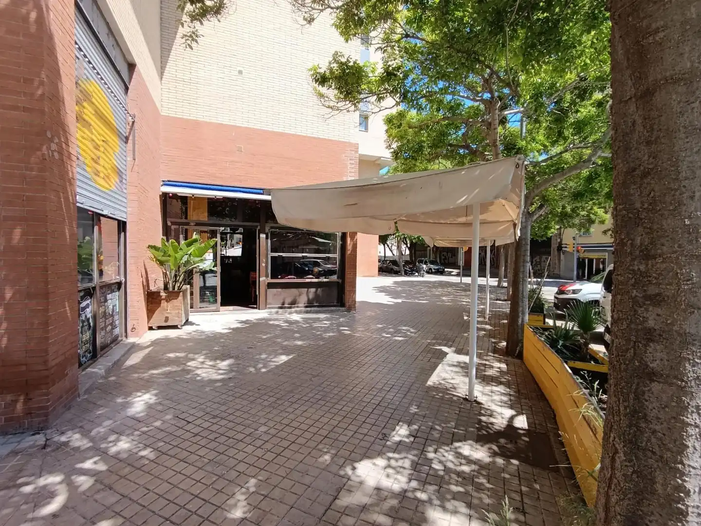 Vista exterior de Local en traspaso en Barcelona con Aire acondicionado, Internet y Alarma
