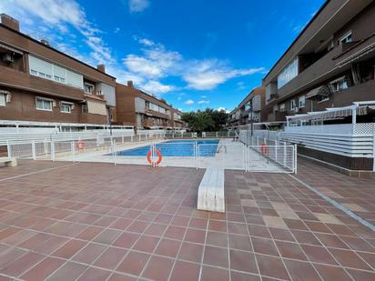 Vista exterior de Dúplex en venda en Alcorcón amb Aire condicionat, Piscina i Moblat