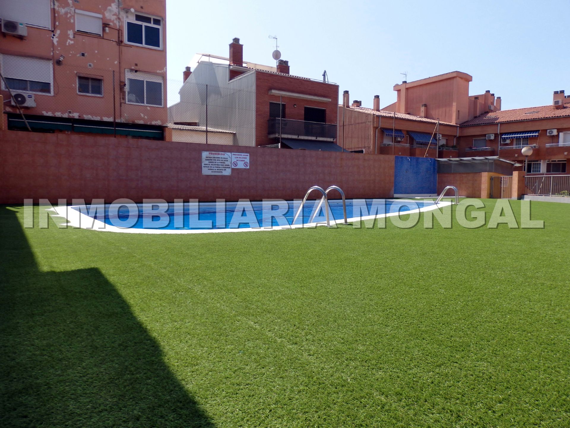 Piscina de Casa adosada en venda en Sant Boi de Llobregat amb Aire condicionat, Calefacció i Terrassa