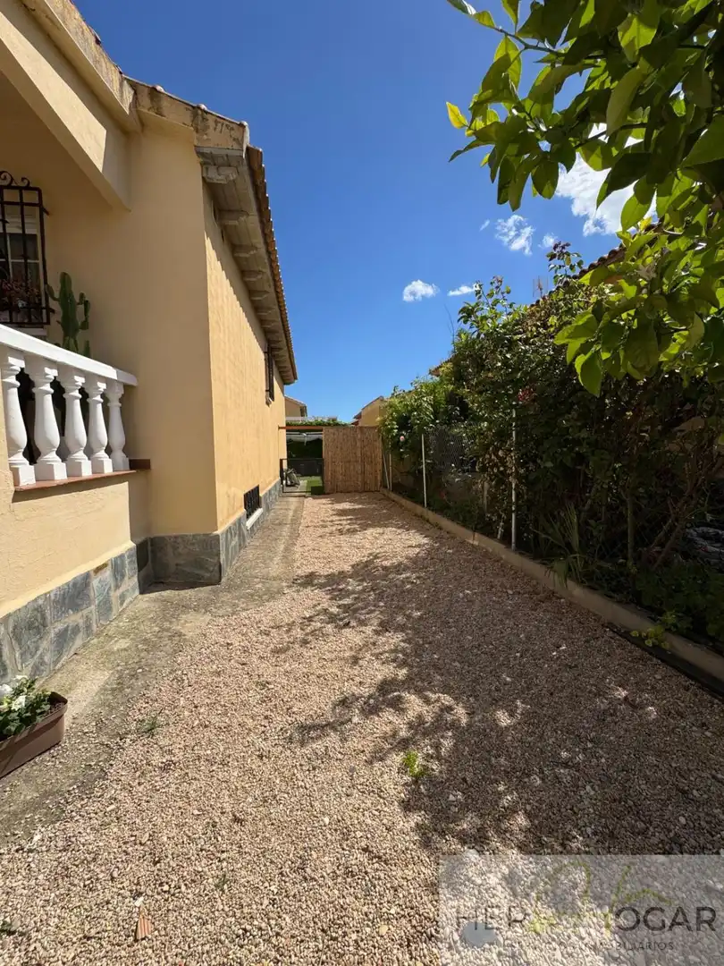 Vista exterior de Casa o chalet en venta en Burguillos de Toledo con Aire acondicionado, Calefacción y Jardín privado