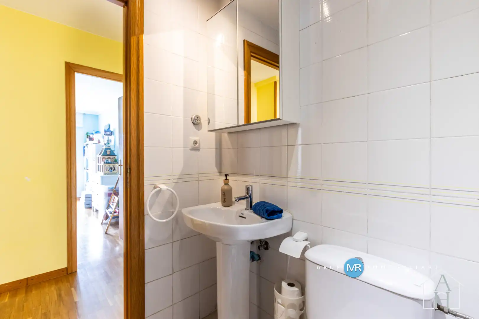 Bathroom of Flat for sale in Terrassa  with Air Conditioner, Heating and Parquet flooring