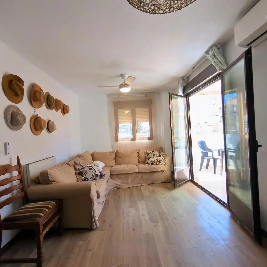 Wohnzimmer von Wohnungen zum Verkauf in Salobreña mit Klimaanlage, Privatgarten und Terrasse