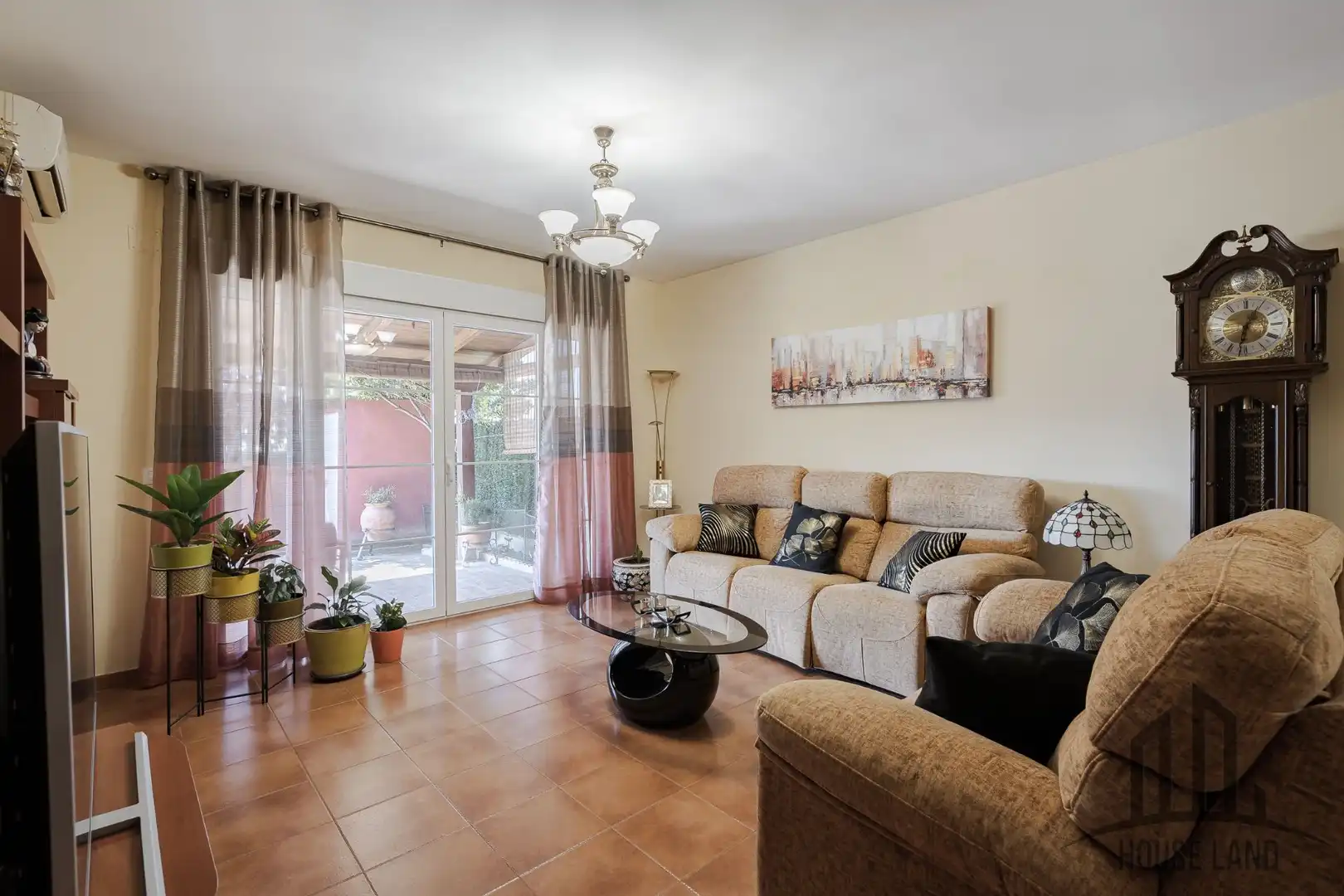 Sala de estar de Casa adosada en venta en El Casar con Aire acondicionado, Calefacción y Piscina comunitaria