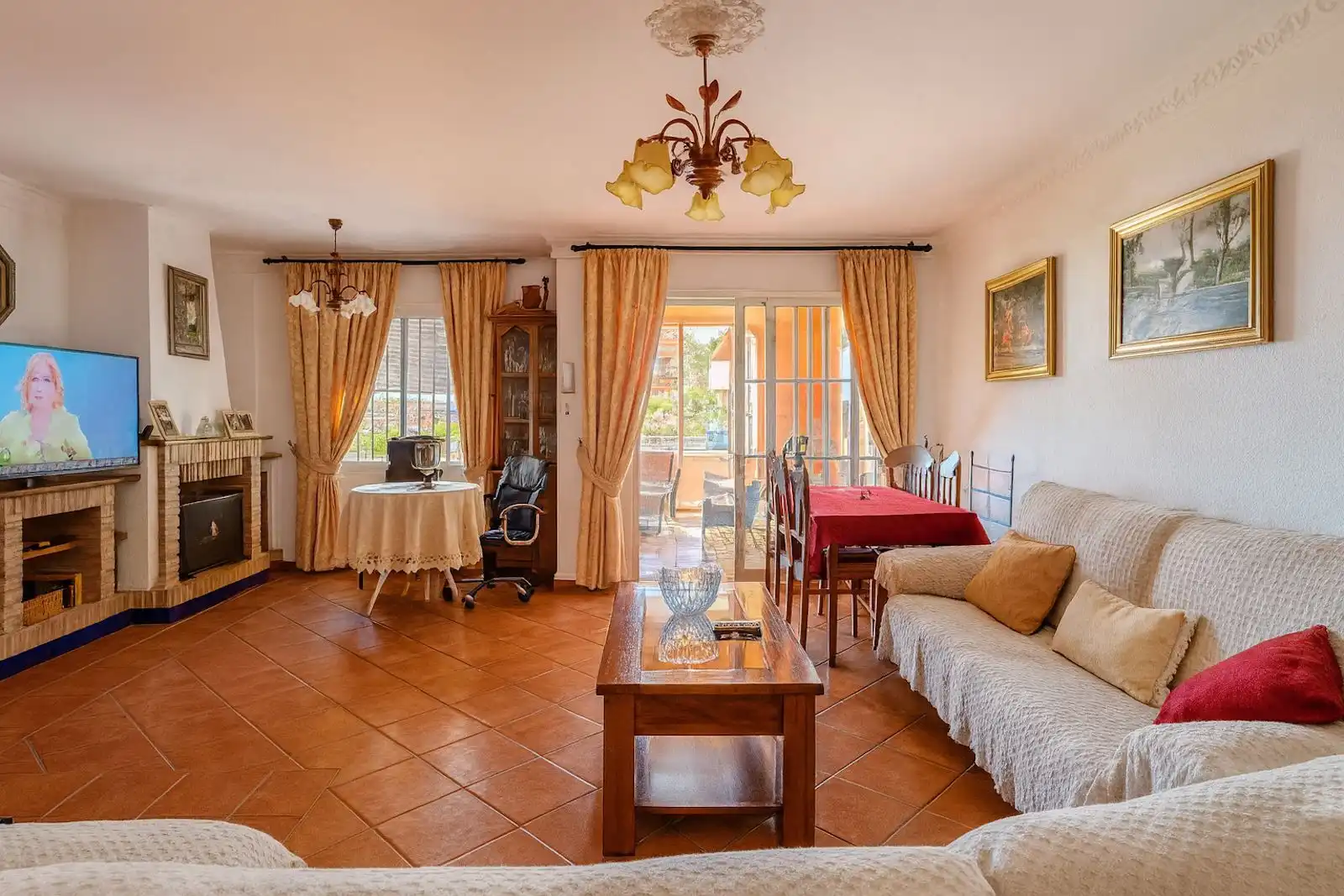 Sala d'estar de Casa adosada en venda en Estepona amb Aire condicionat, Terrassa i Internet